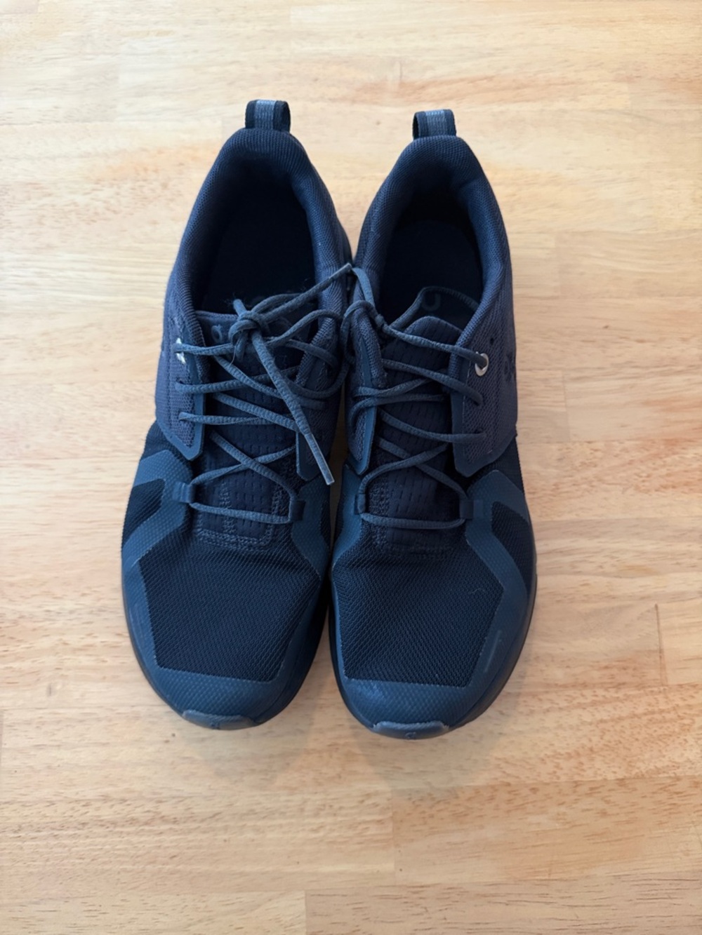 Kid’s Black on cloud Sneakers size Y6.5